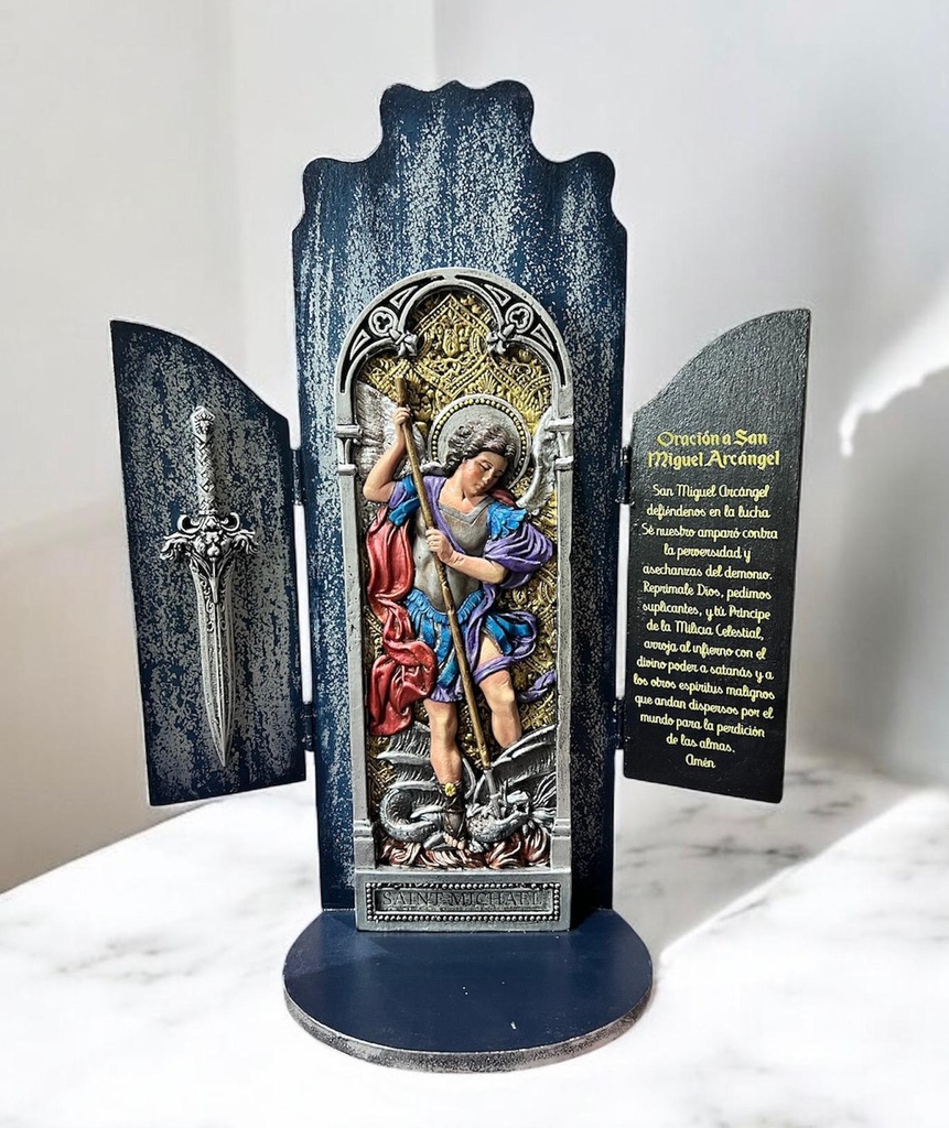 Figura de yeso de San Miguel